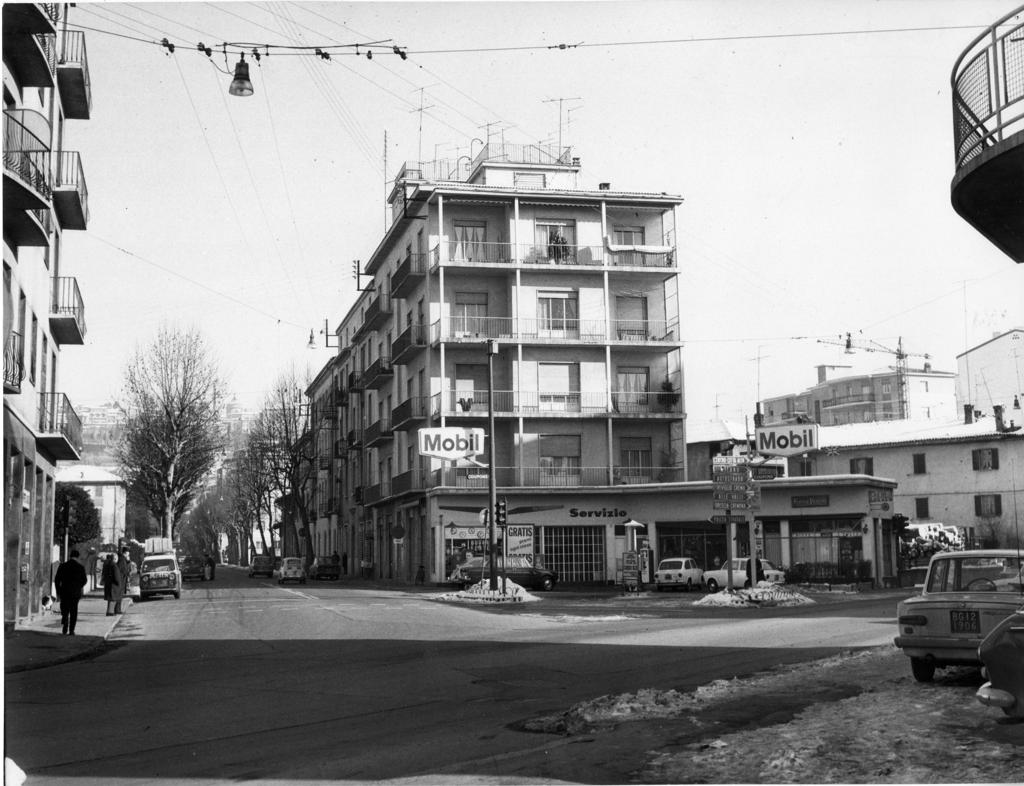 Distributore di benzina in città · Historify