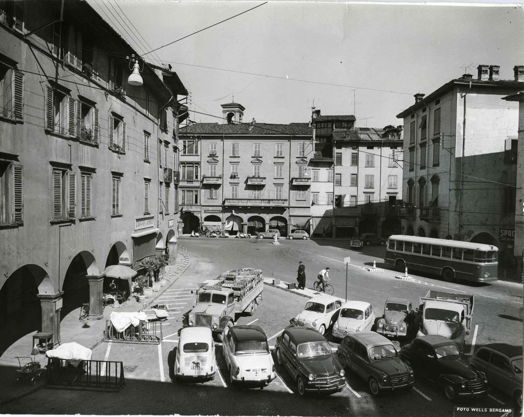 Vista Su Piazza Pontida · Historify