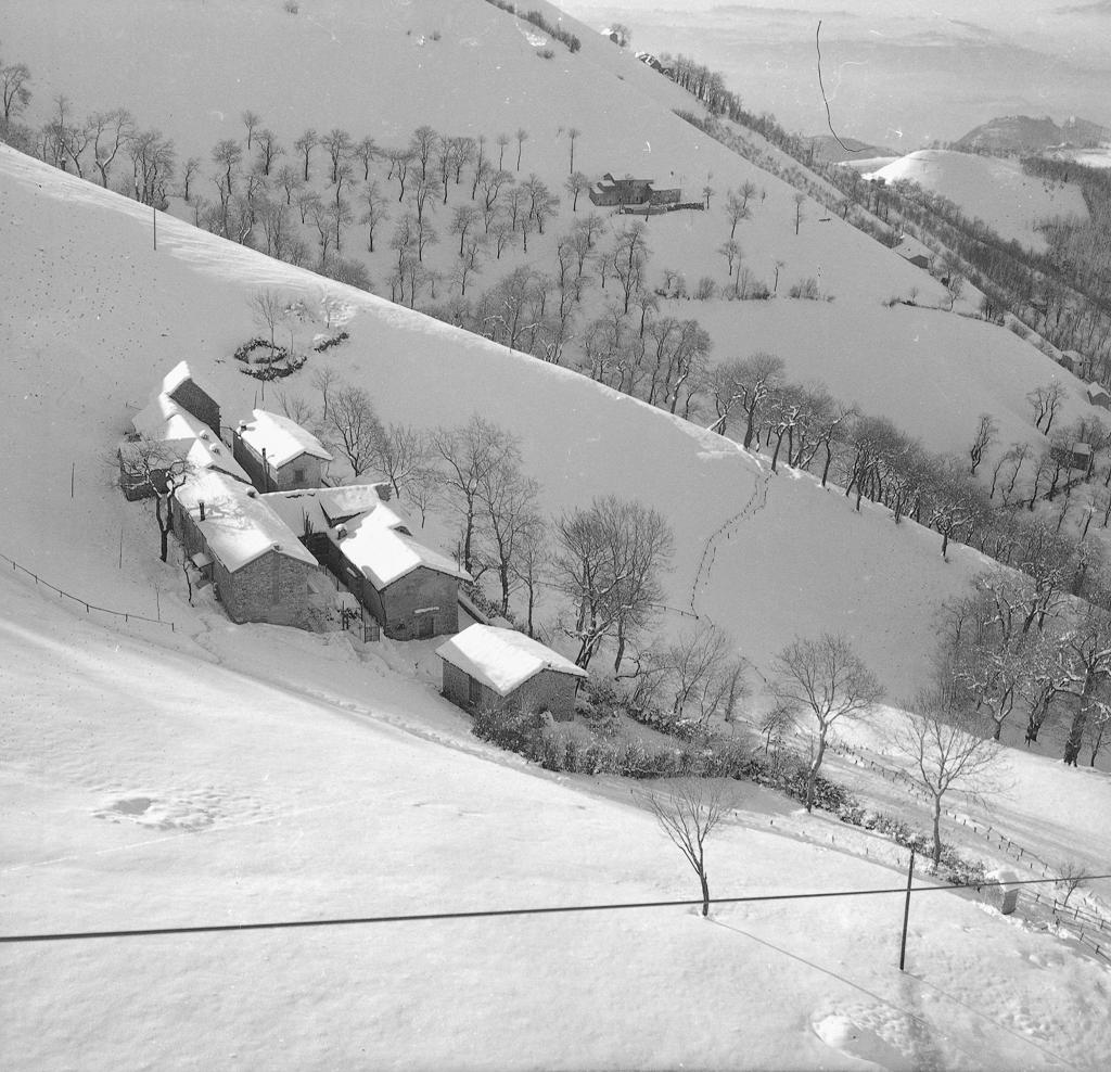 Paesaggio Case Innevate · Historify