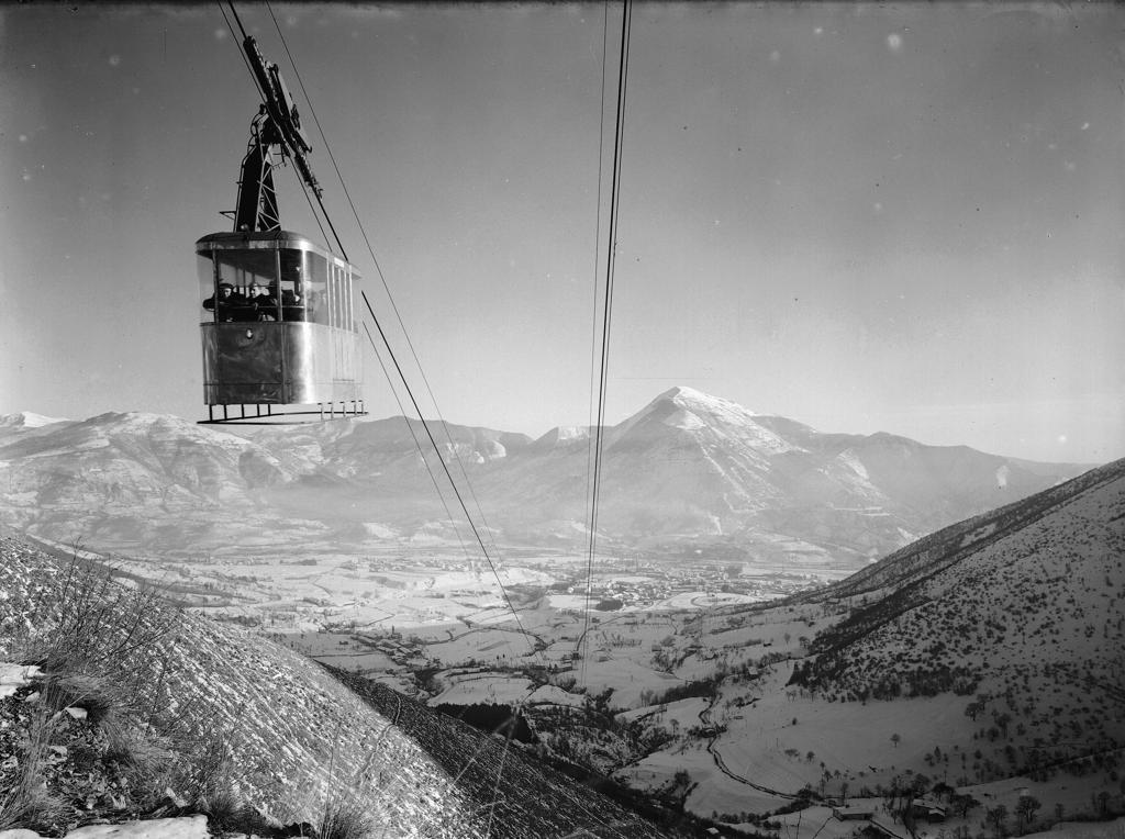 Cabinovia Che Scende A Valle, Valle Sullo Sfondo · Historify