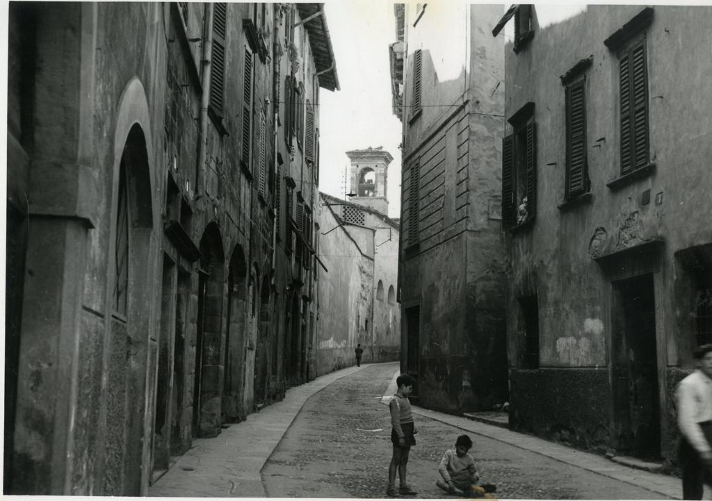 Giochi di bambini in strada · Historify