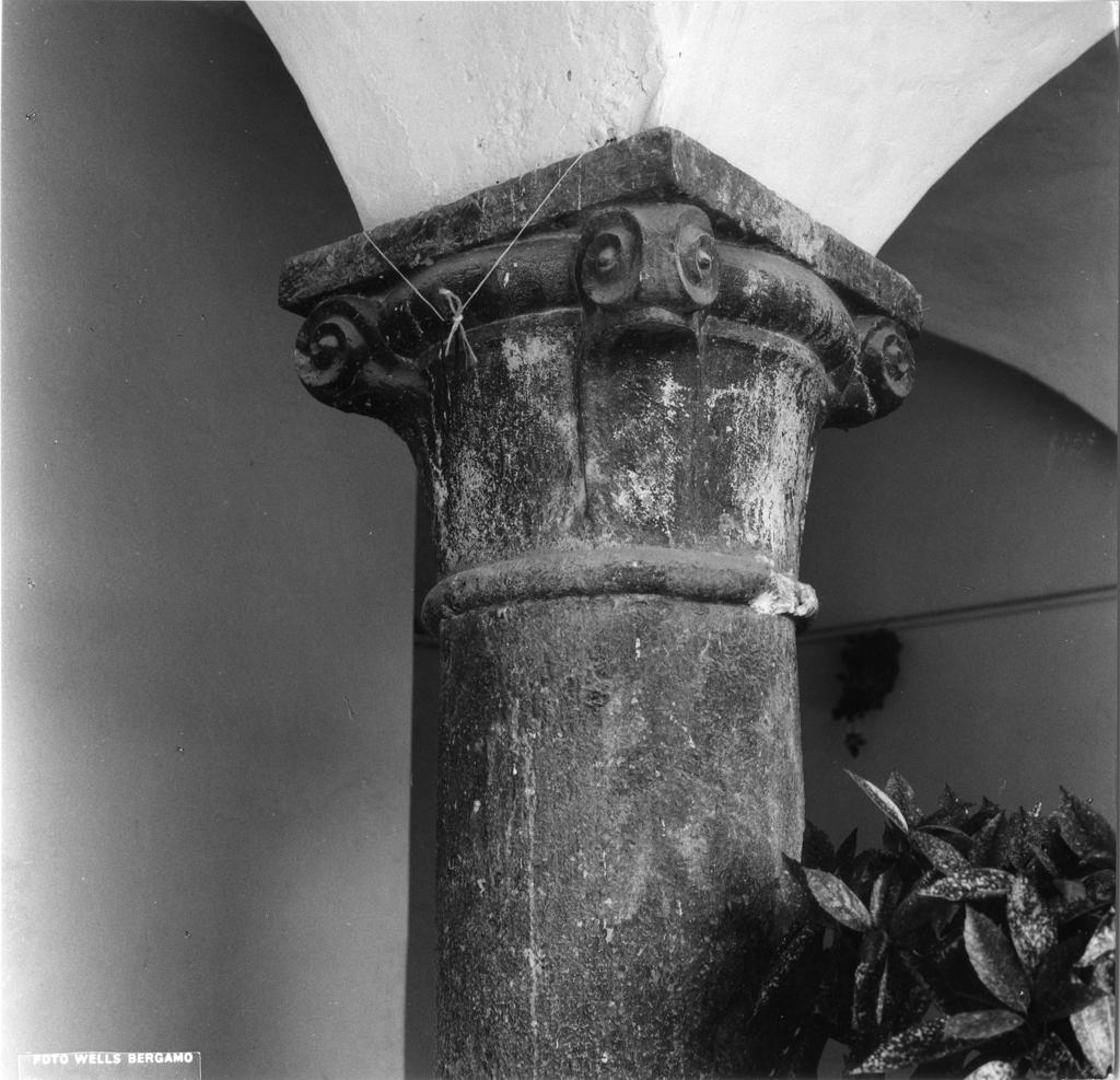 Dettaglio di capitello · Historify