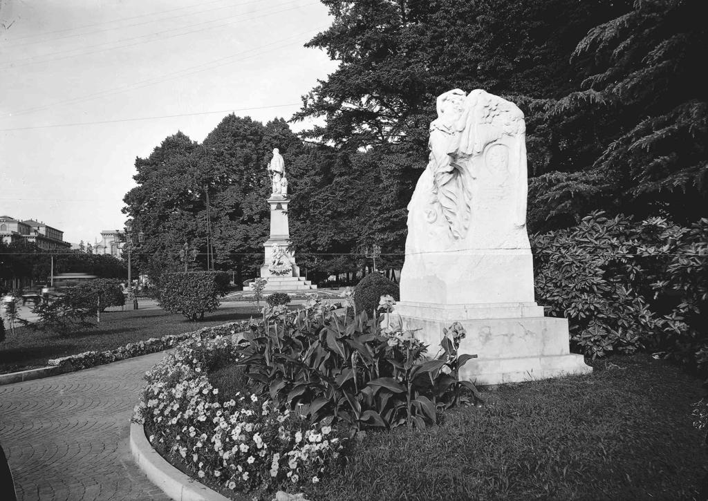 Monumenti In Piazza Matteotti · Historify