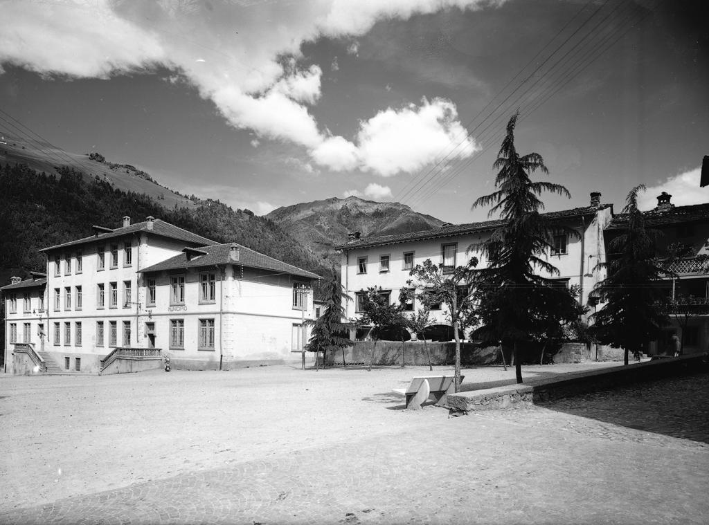 Municipio e scuole ad Ardesio · Historify
