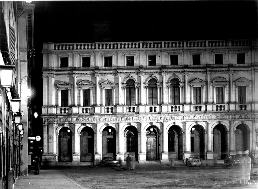 Luci nella notte su Palazzo Nuovo · Historify