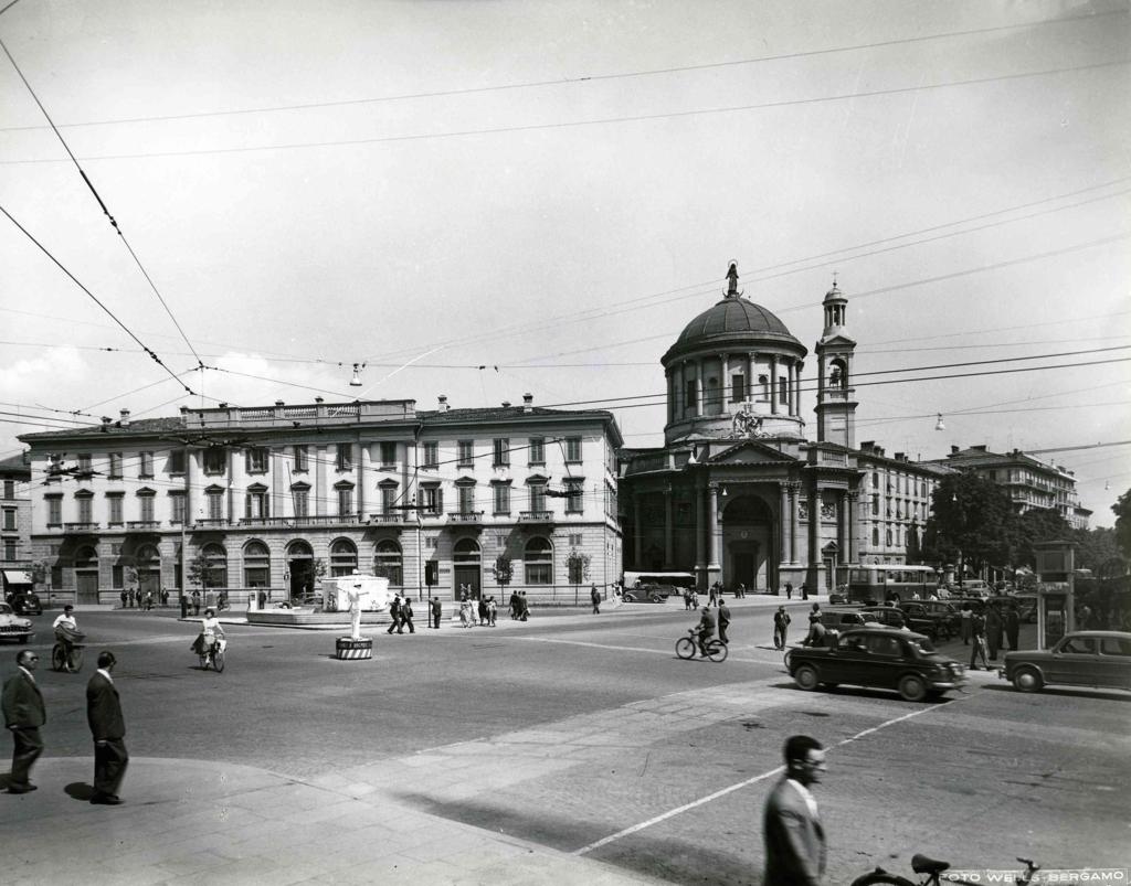 Vista Su Piazzale E Chiesa Di Santa Maria Immacolata Delle Grazie · Historify