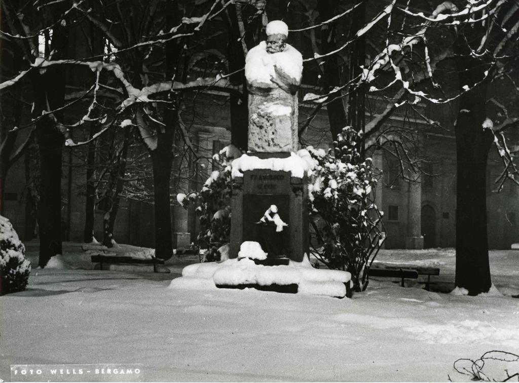 Statua A F.Cucchi · Historify