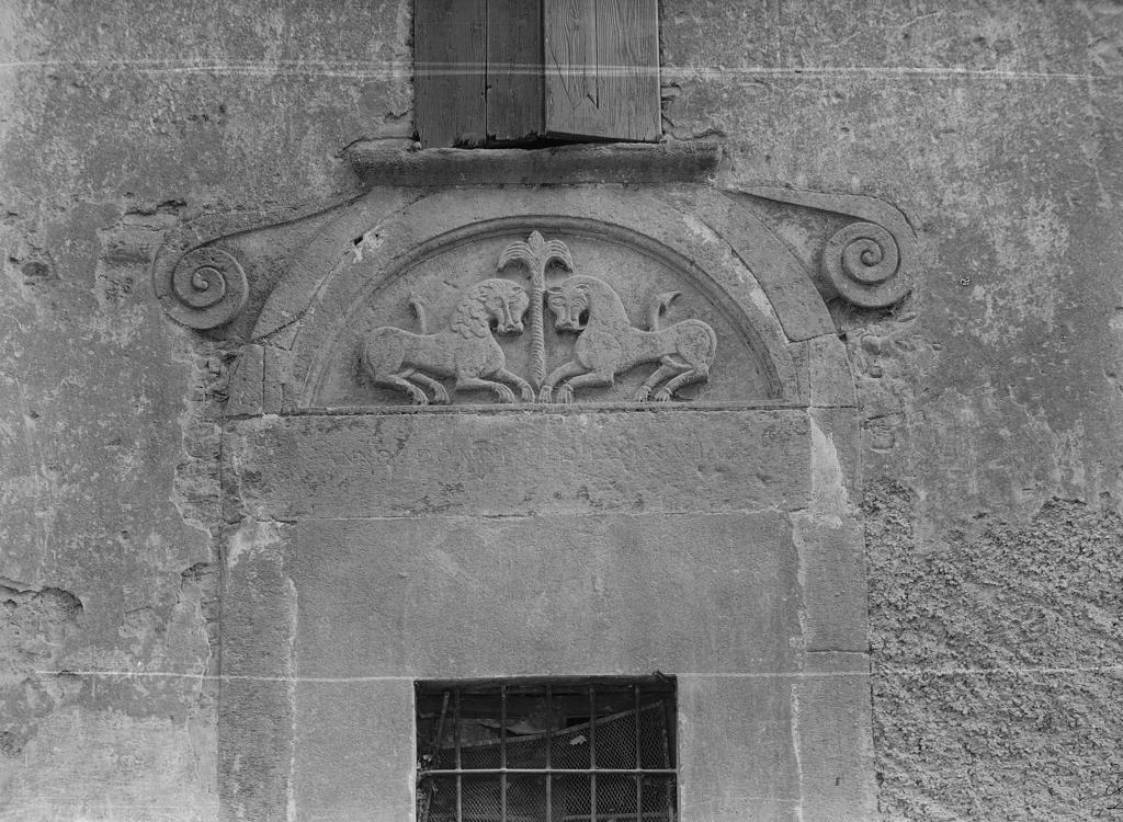 Dettaglio finestra con bassorilievo · Historify