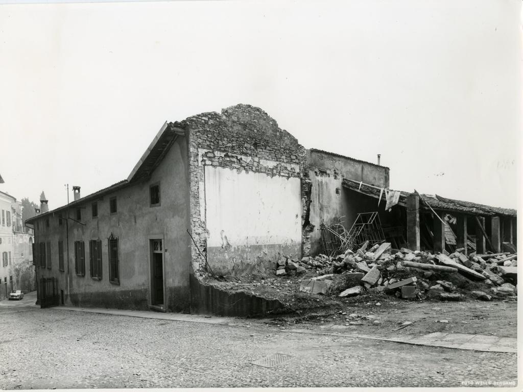 Demolizione Istituto S. Angela Merici · Historify