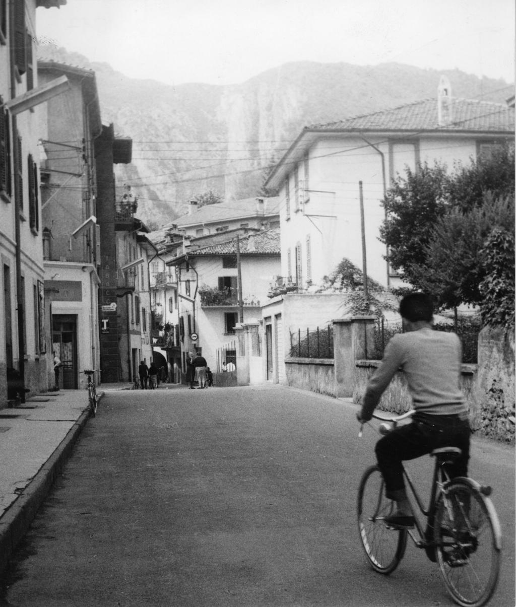 In Bici Per Le Vie Di Castro · Historify
