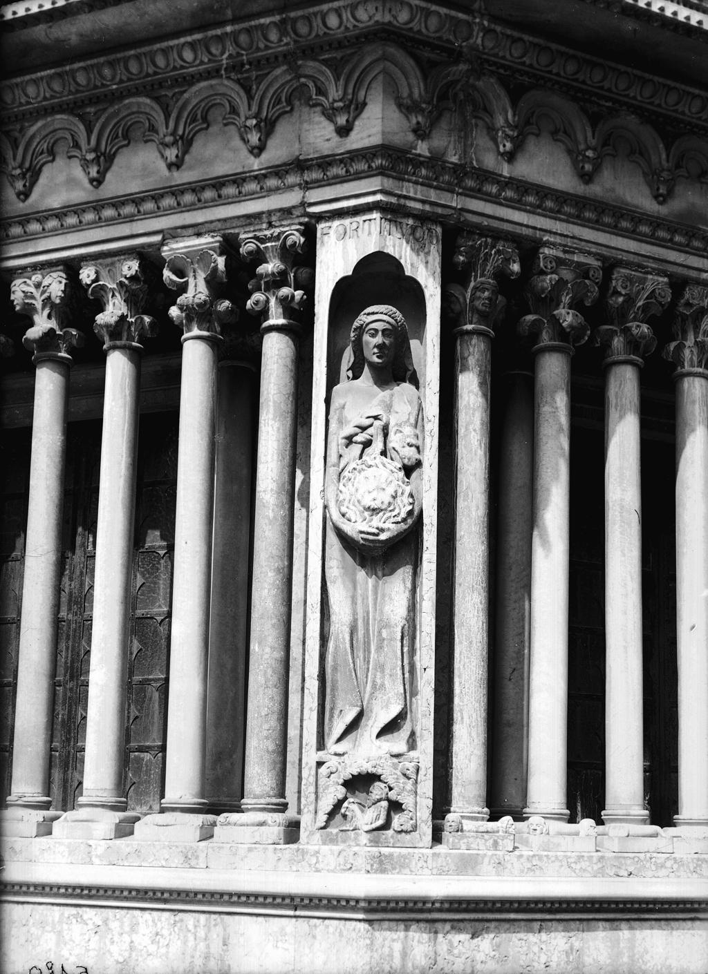 Particolare Religioso · Historify