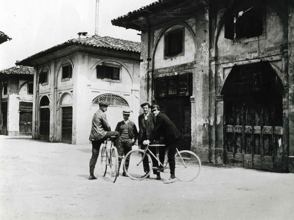 Uomini In Bicicletta · Historify