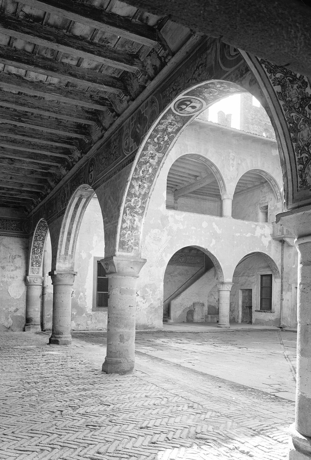 Cortile Nel Castello Di Malpaga · Historify