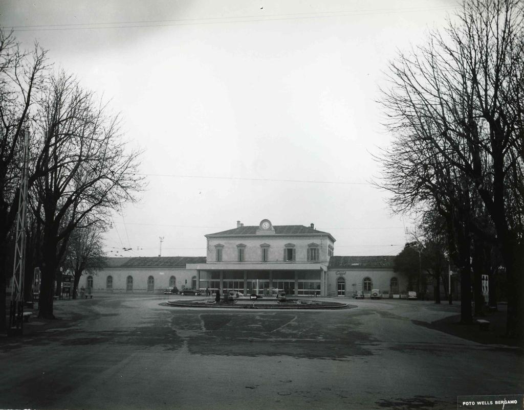 Sguardo Verso La Stazione Ferroviaria · Historify