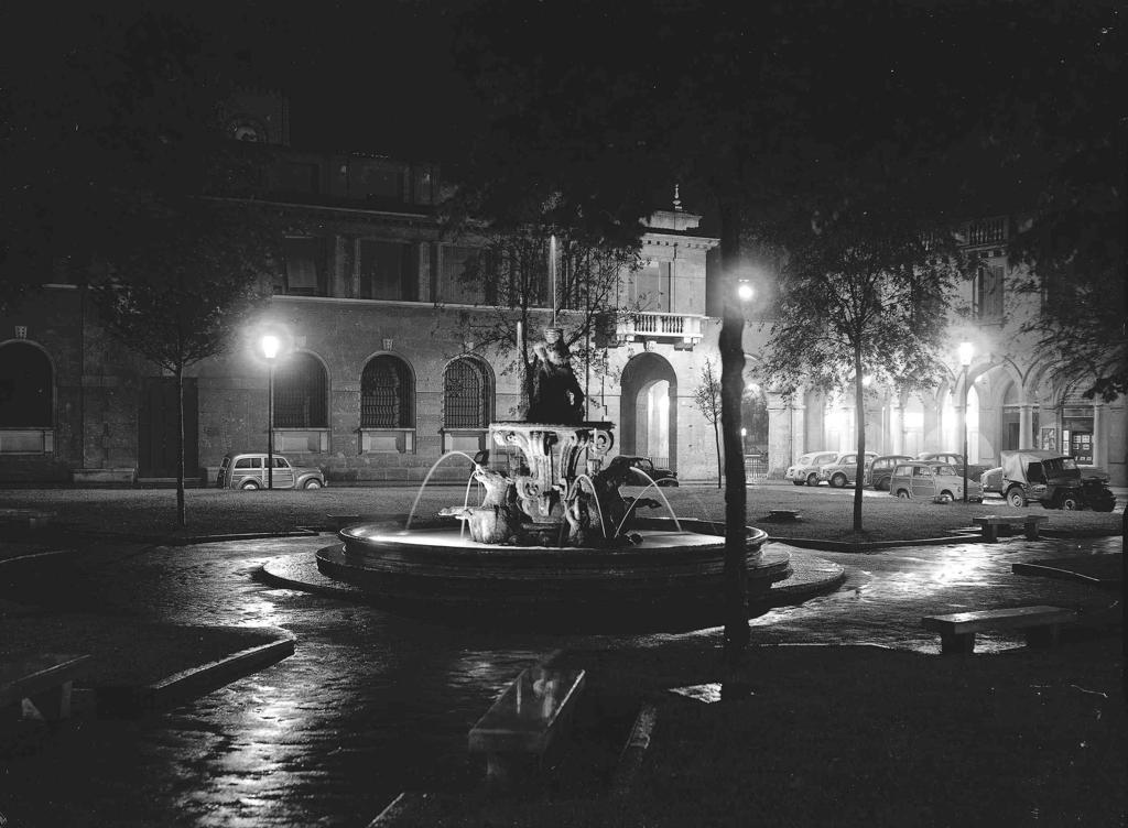 Fontana Di Piazza Dante · Historify