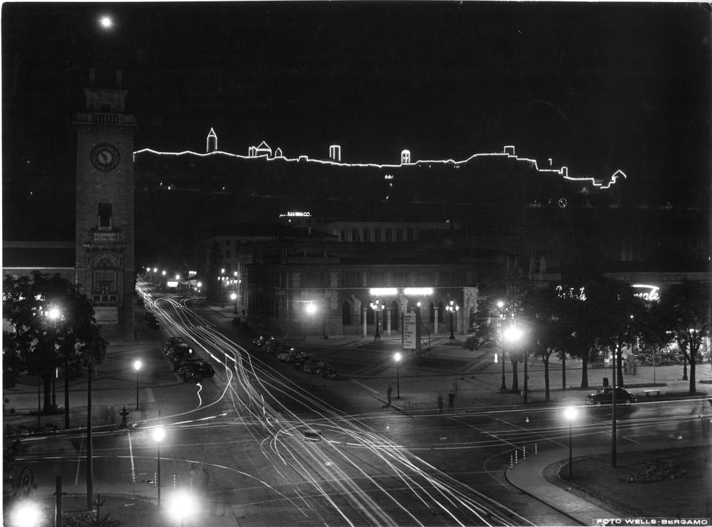 Traffico notturno · Historify