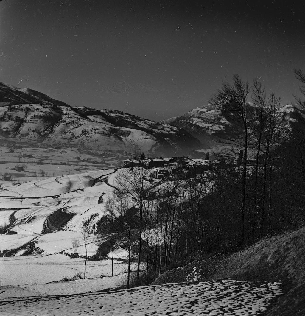 Valle Con Tracce Di Sci, Montagne Sullo Sfondo · Historify