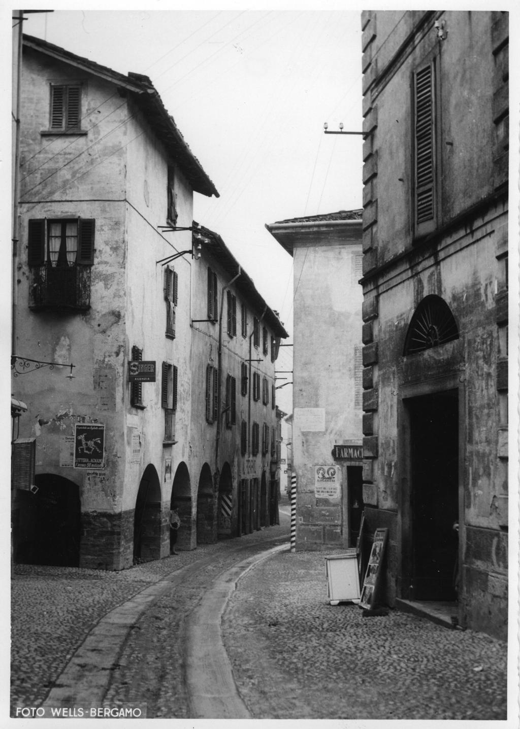 Strada All'Interno Del Paese Di Caprino Bergamasco · Historify