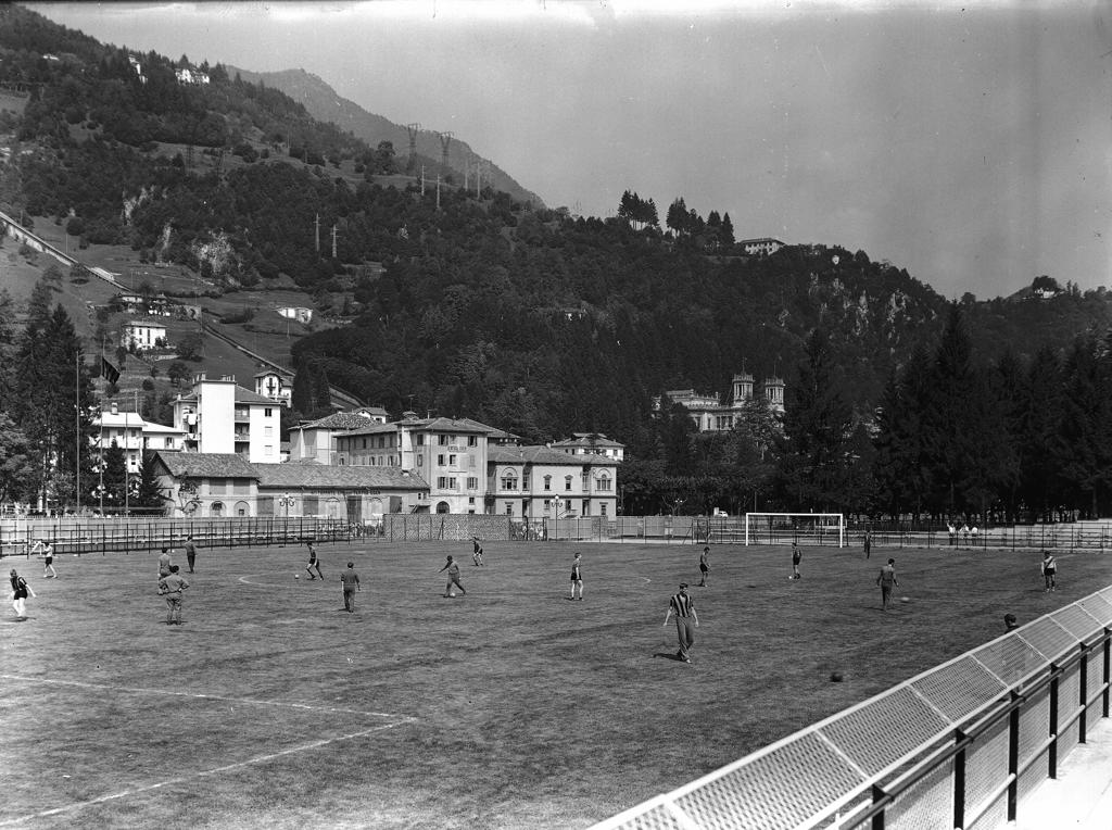 Campo Da Calcio Con Giocatori · Historify