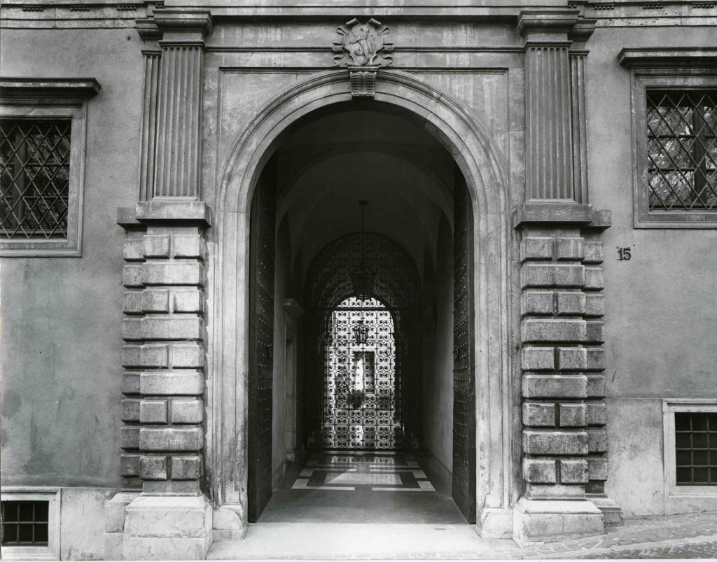 Portone Casa Pesenti · Historify