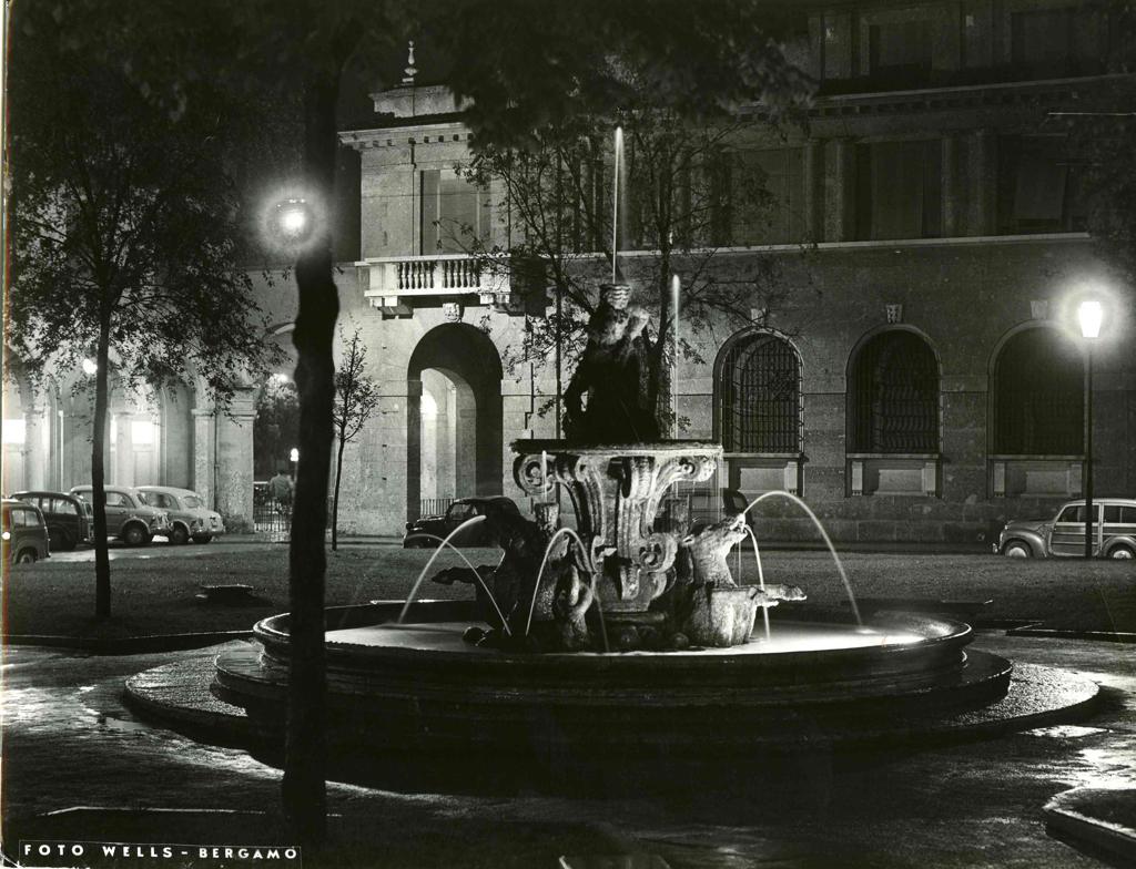Fontana In Notturna · Historify