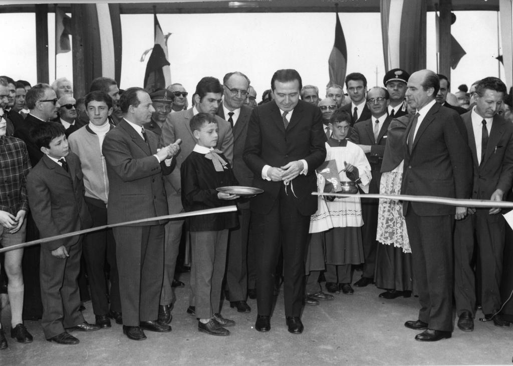 Andreotti taglia il nastro · Historify
