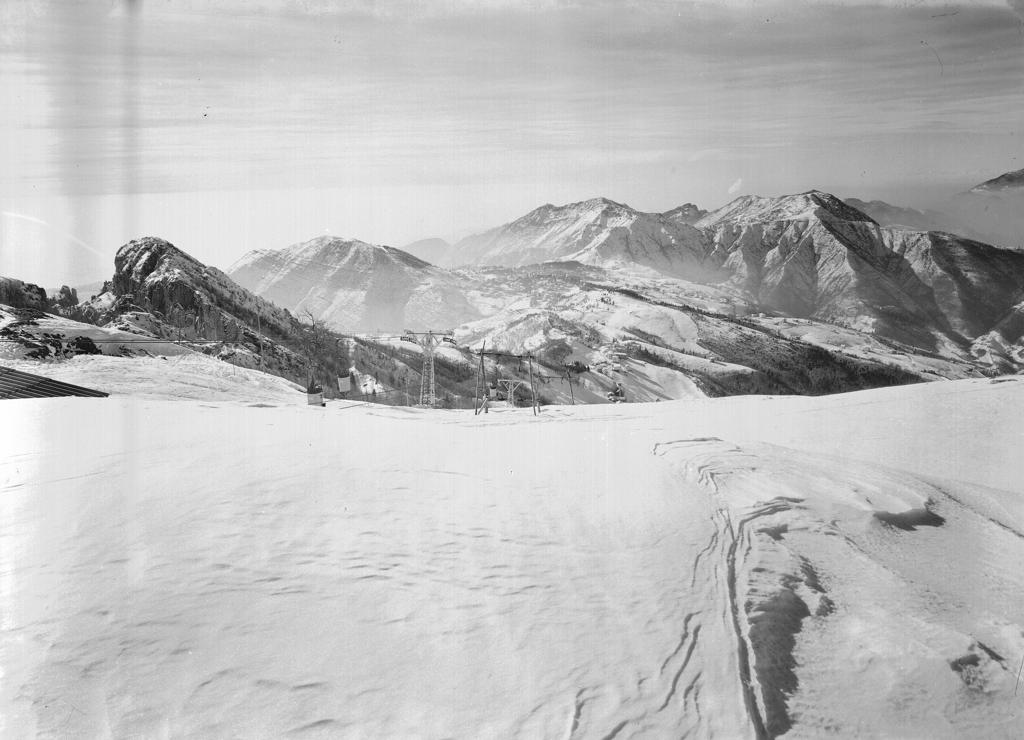 Impianti Di Risalita, Montagne Sullo Sfondo · Historify