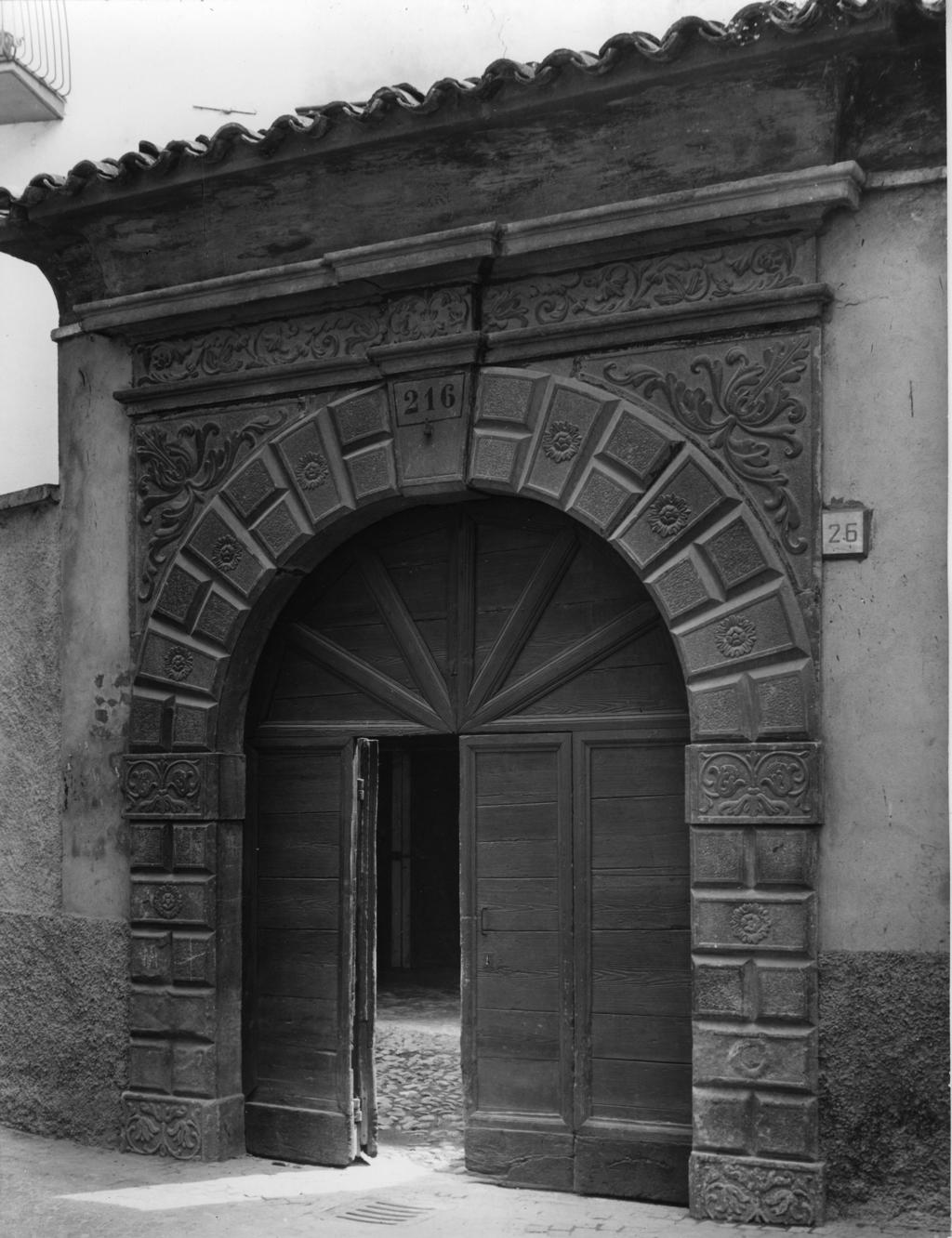 Portone Decorato Ad Ardesio · Historify