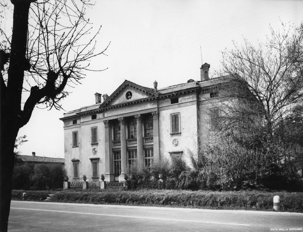 Villa Gambarini-Cagnola-Giavazzi · Historify