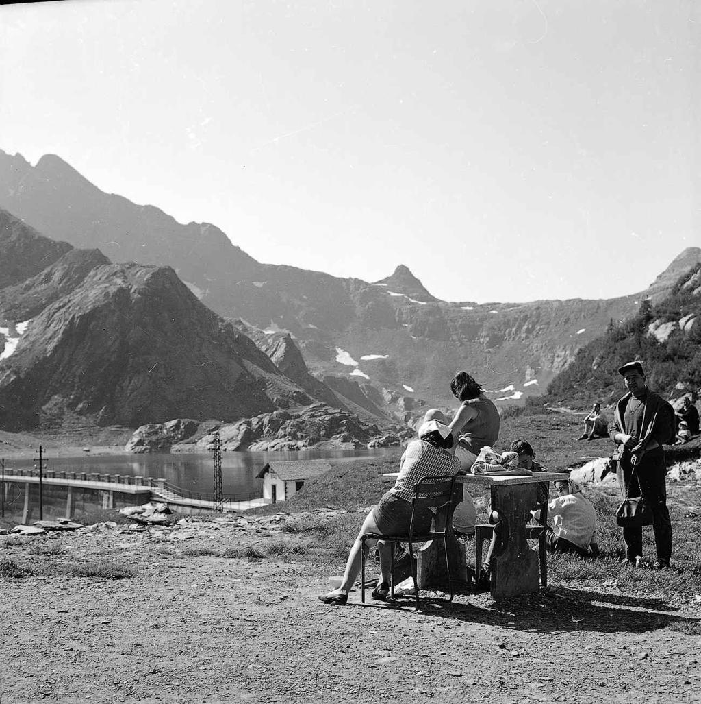 Pic Nic Ai Laghi Gemelli · Historify