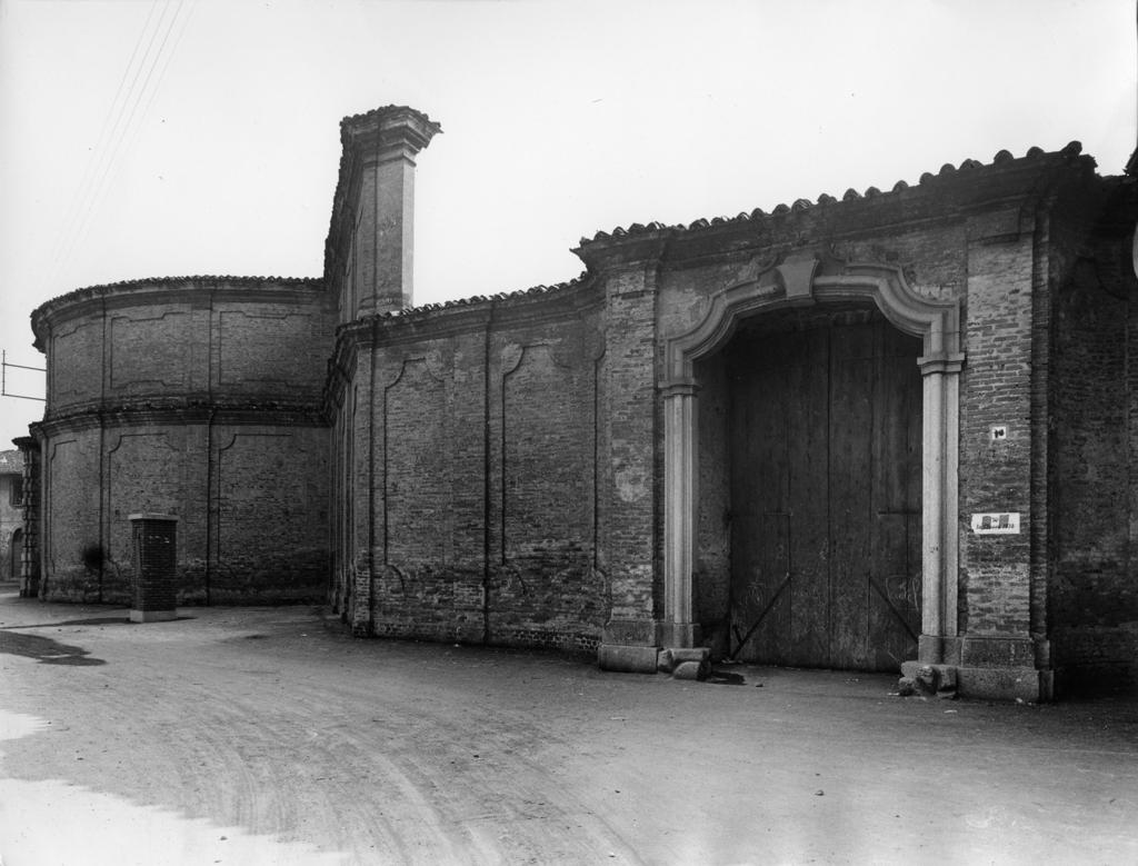 Antico portone a Bonate Sotto · Historify