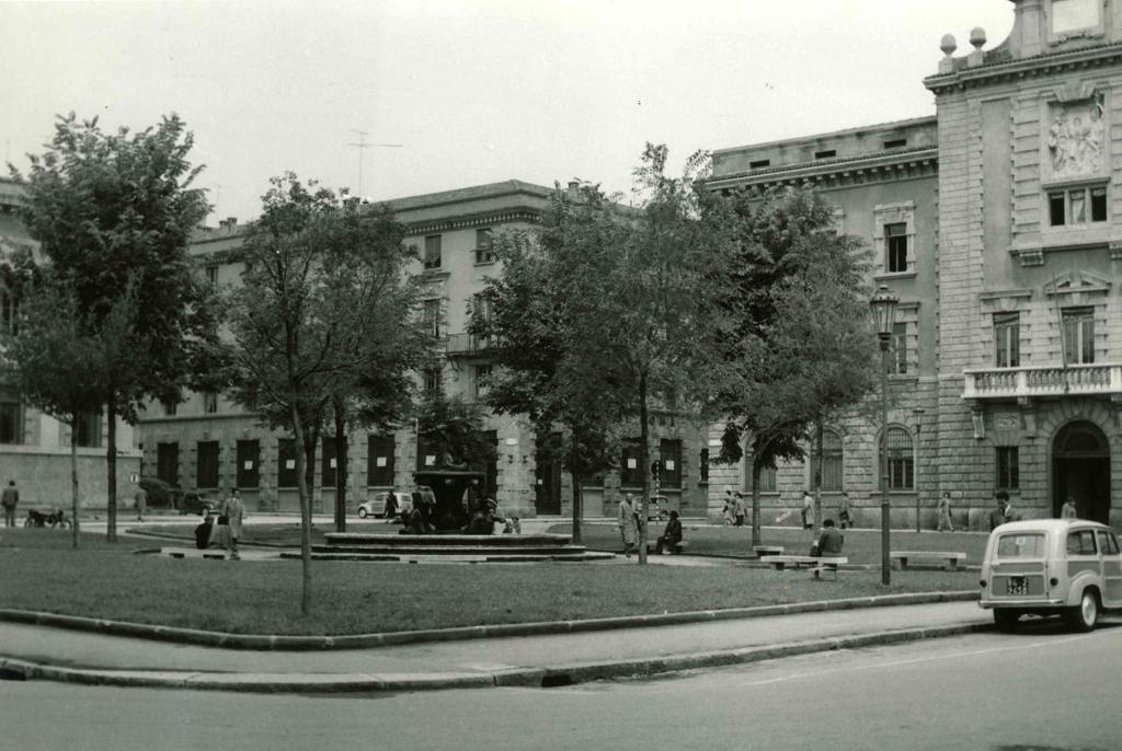 Camminando Per Piazza Dante Alighieri · Historify