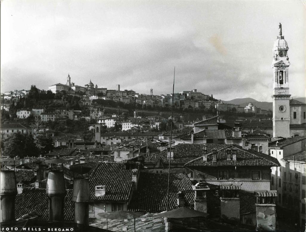 Città Alta in lontananza · Historify
