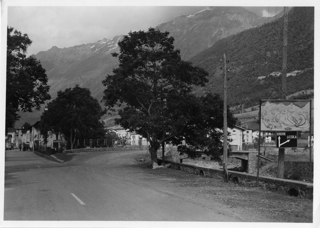 Strada a Valbondione · Historify