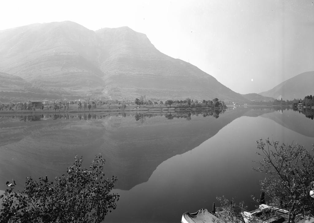 Montagna riflessa nel lago · Historify