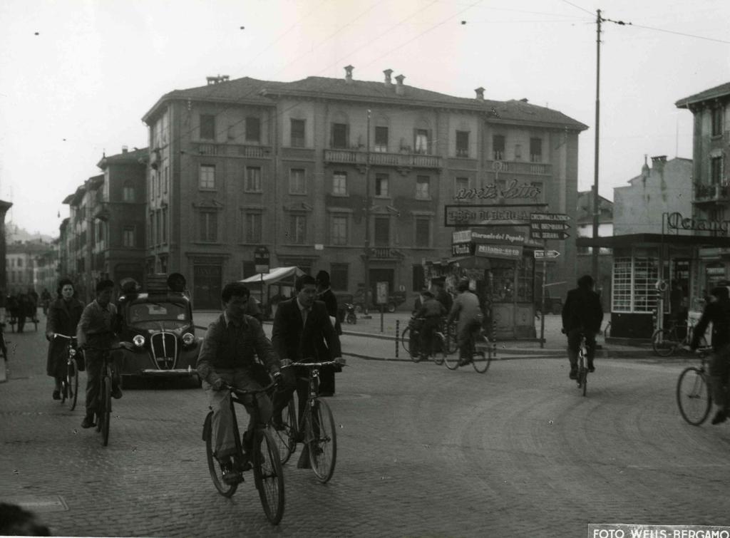 Biciclette In Piazza Sant’Anna · Historify