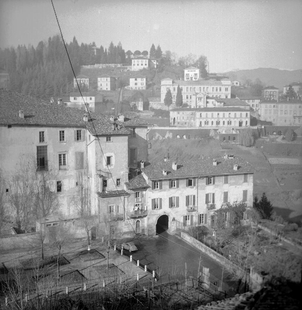 Vista di Piazza Mascheroni · Historify