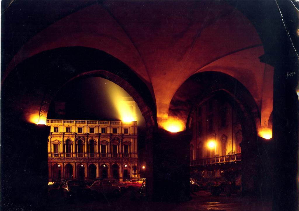 Suggestione in Piazza Vecchia · Historify
