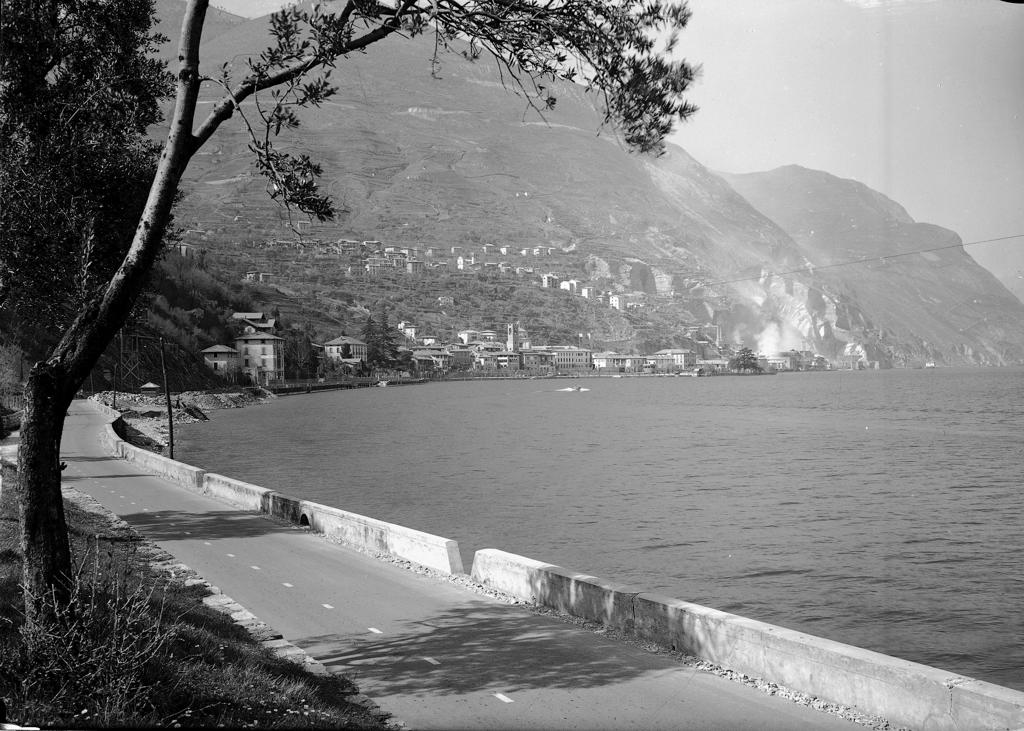 Strada per Tavernola · Historify