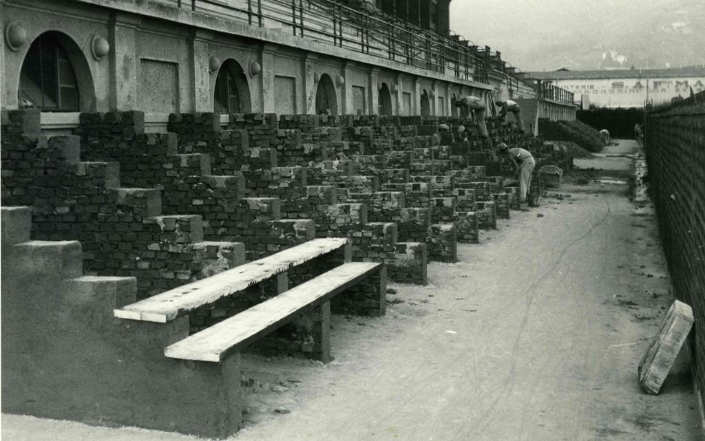 Gradinate Stadio In Costruzione · Historify