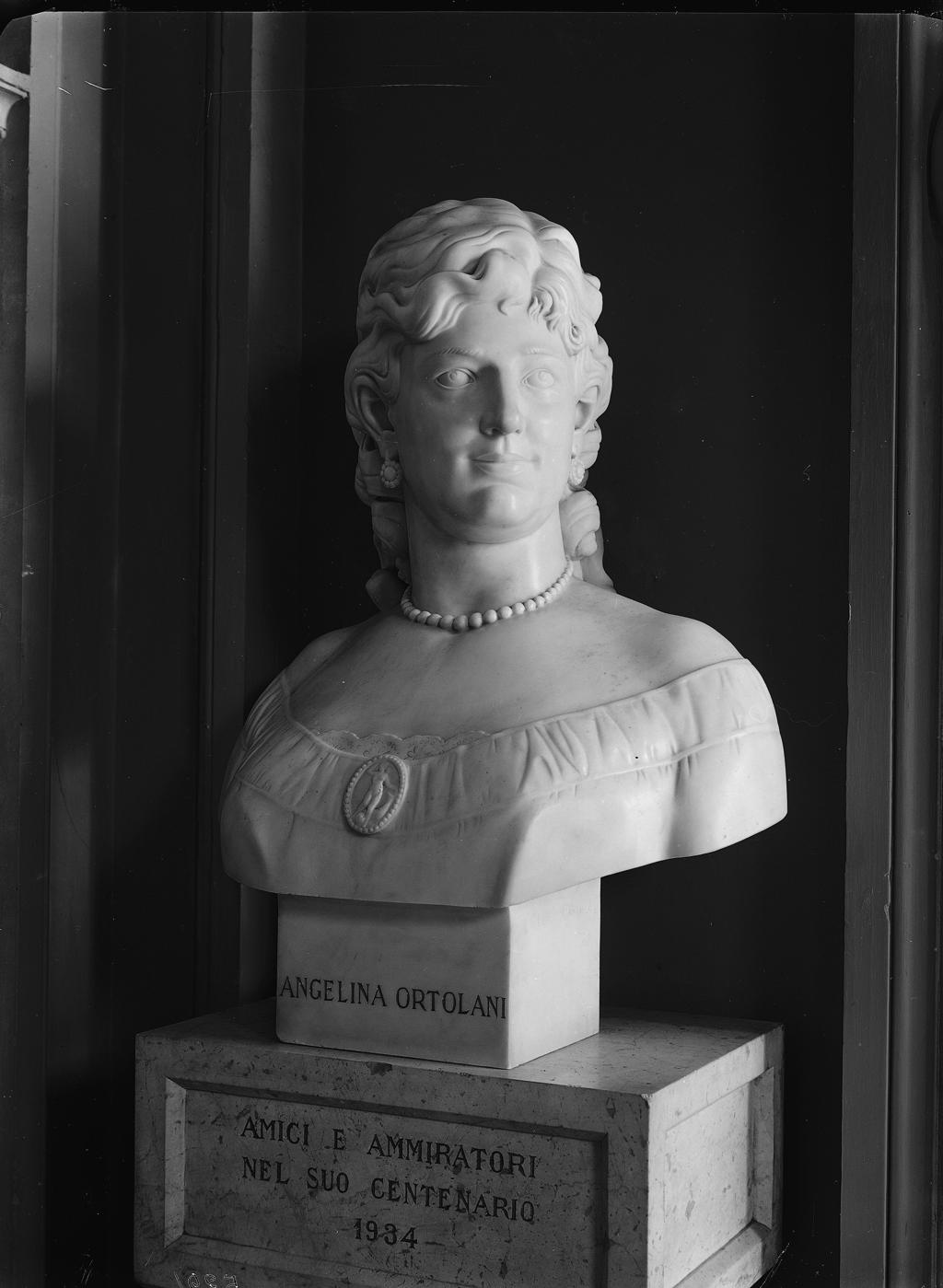 Busto a Angelina Ortolani · Historify