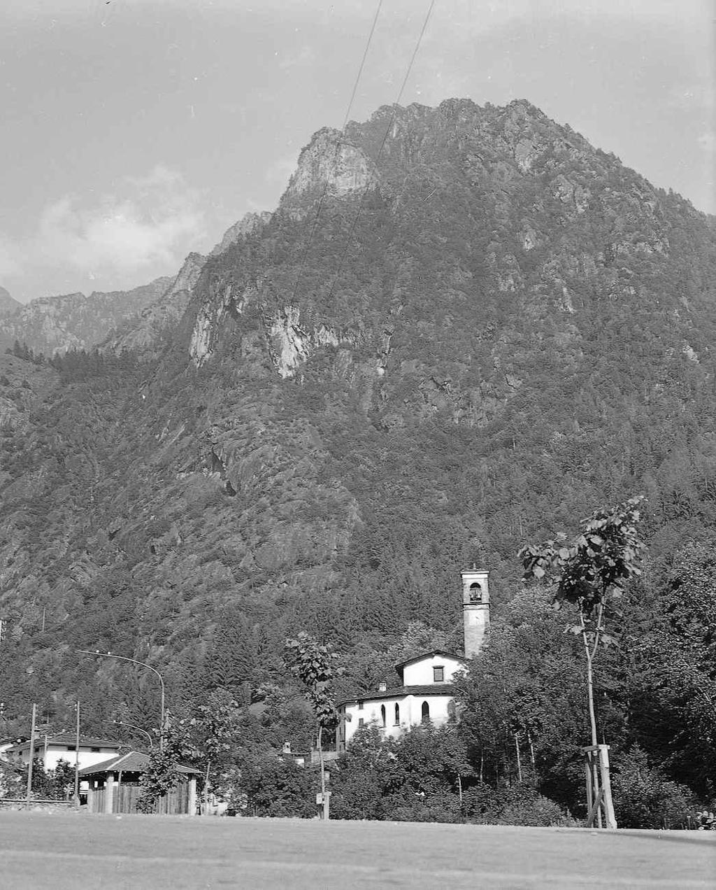 Chiesa In Lontananza · Historify