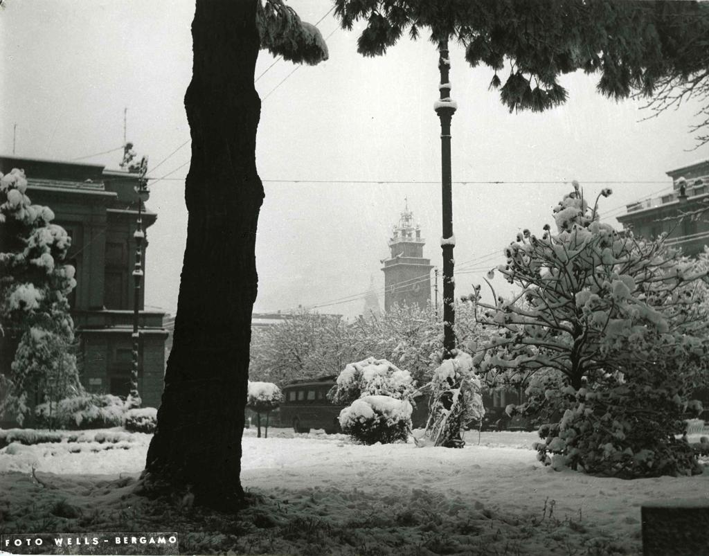 Piazza Cavour Innevata · Historify
