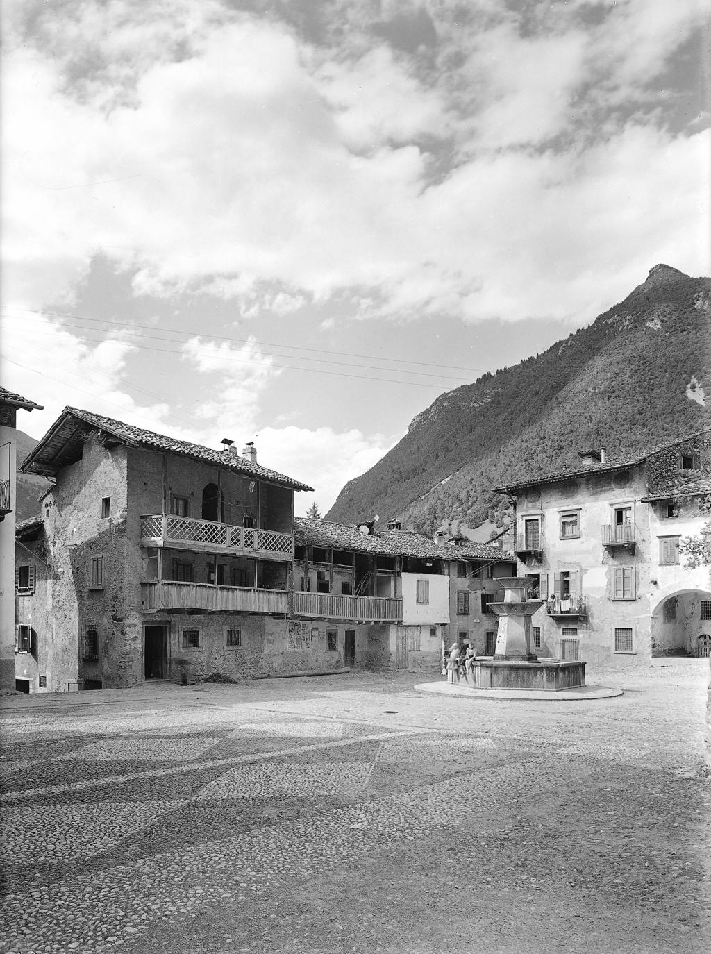 La fontana della Piazza di Ogna · Historify