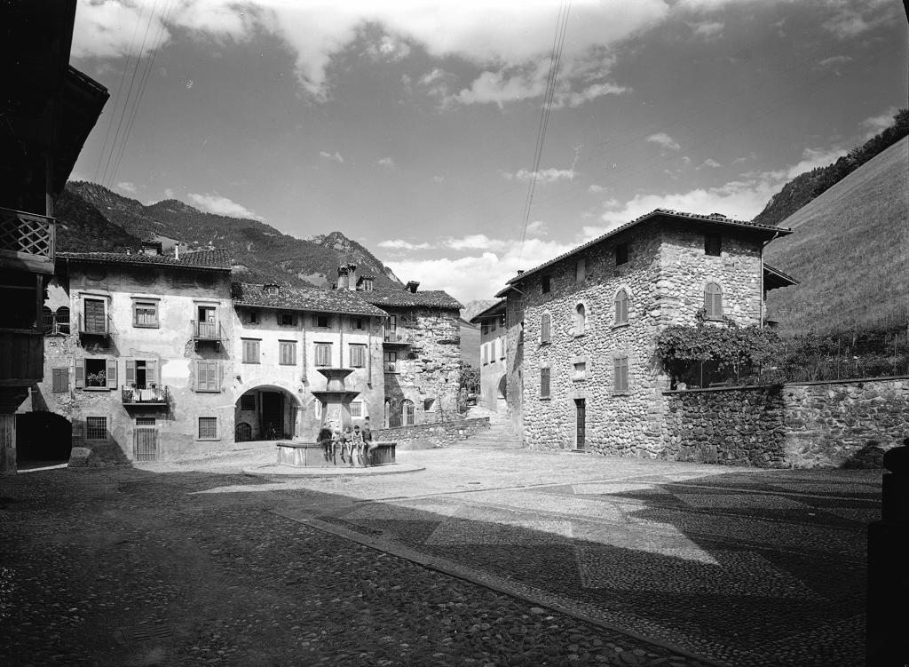 La Piazza di Ogna · Historify