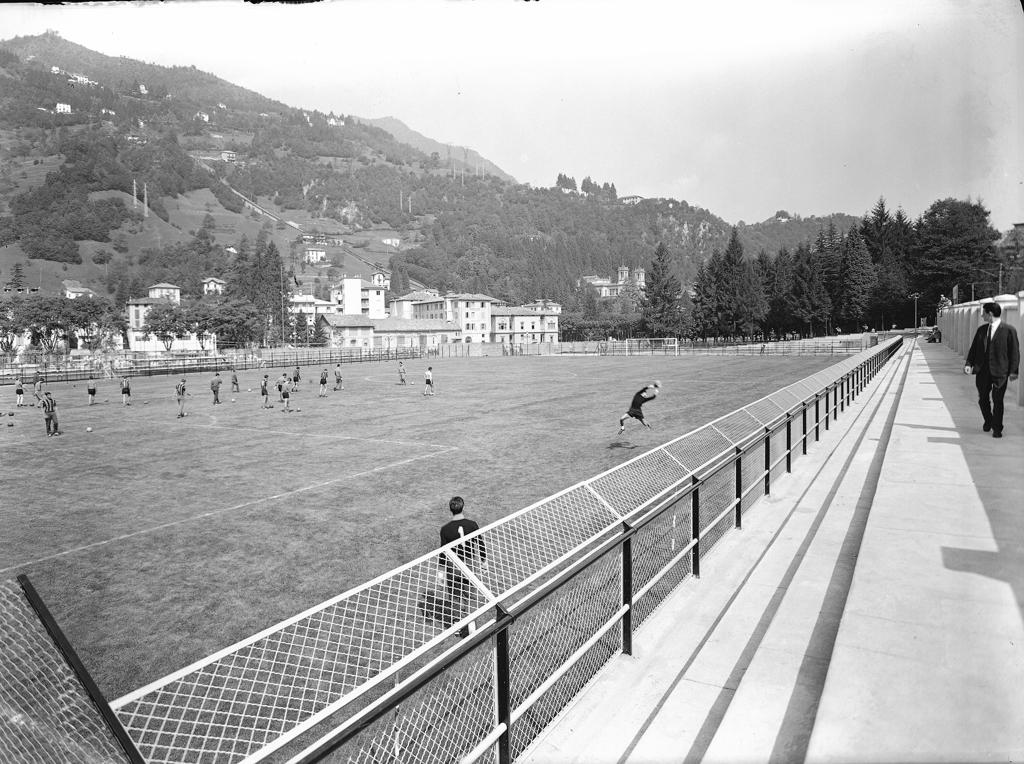 Campo Da Calcio Con Giocatori · Historify