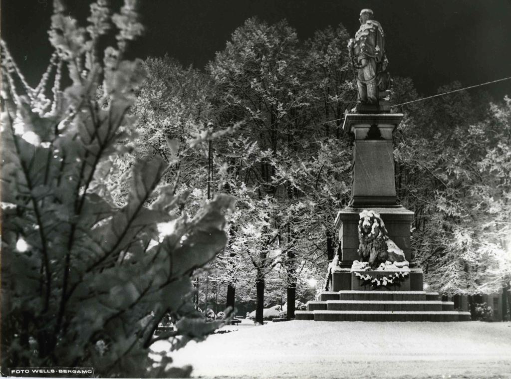 Monumento Sotto La Neve · Historify