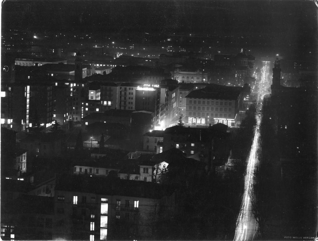 Viale Vittorio Emanuele notturno · Historify