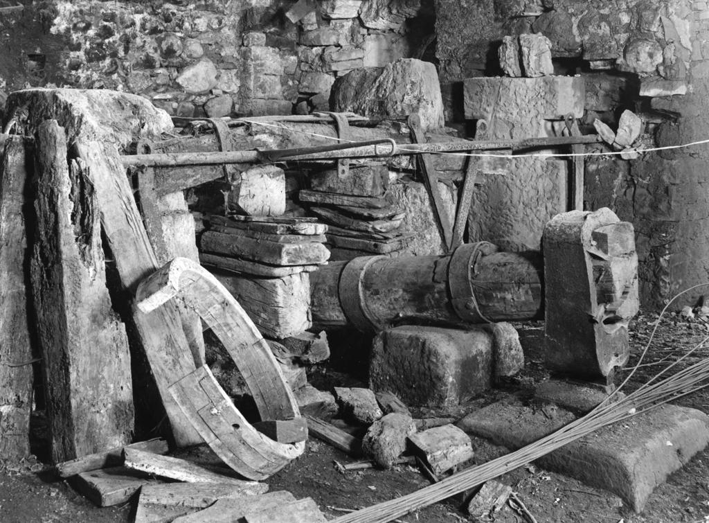 Parti Dell'Antica Macina Di Borgounito · Historify
