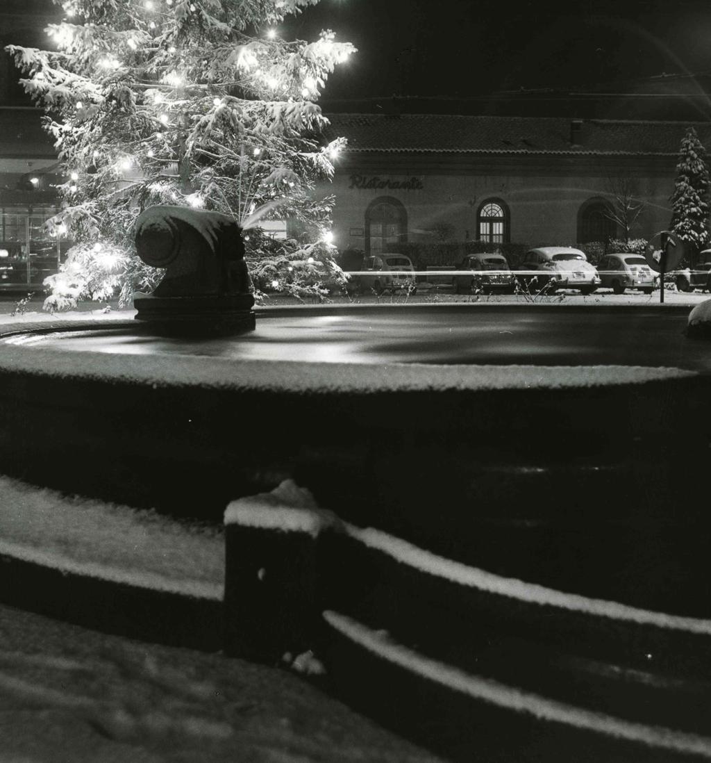 Fontana Innevata, Piazzale Stazione Ferroviaria Di Bergamo · Historify